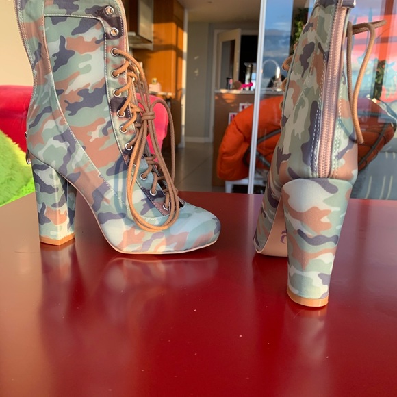 Savashjay Camouflage lace up ankle booty. - Picture 8 of 8